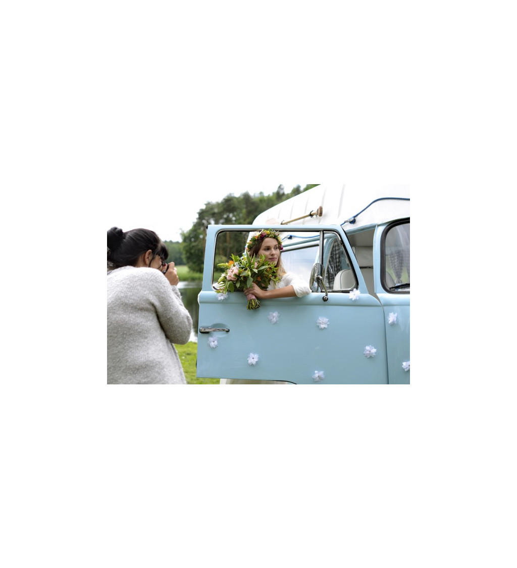 Svatební výzdoba auta bílé květinky