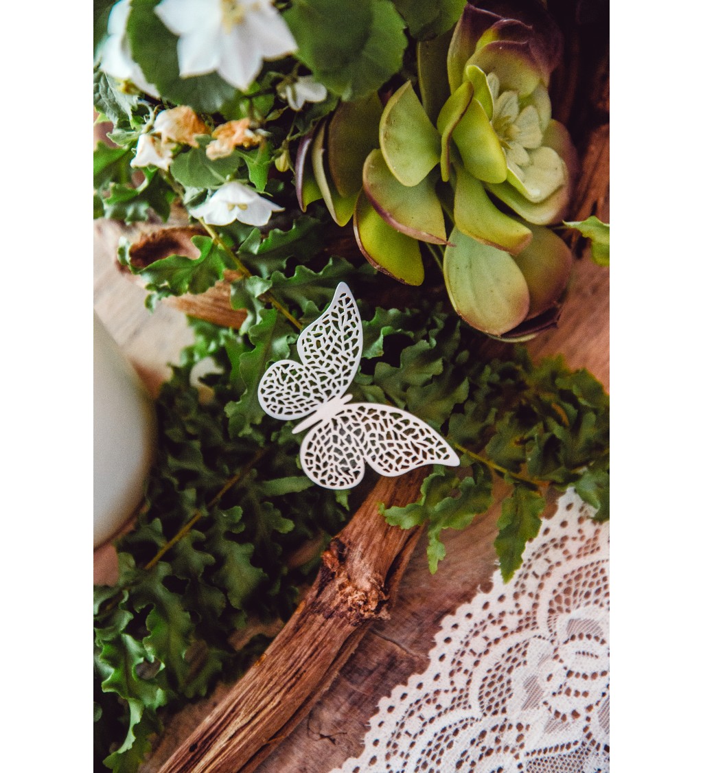 Bílí papíroví motýlci V dekorace