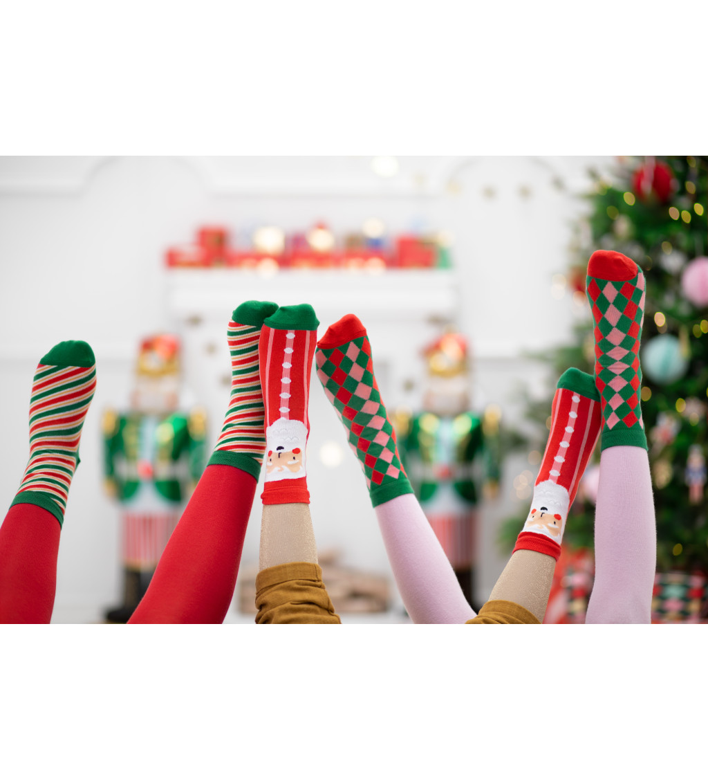 Vánoční ponožky s růžovými a červenými kosočtverci