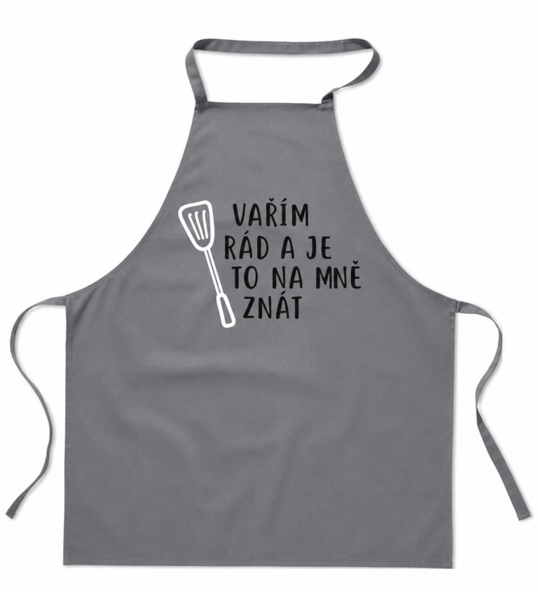 Zástěra šedá s nápisem Vařím rád a je to na mě znát