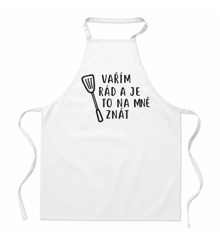 Zástěra bílá s nápisem Vařím rád a je to na mě znát